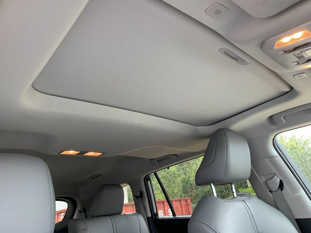 Used 2023 Toyota Highlander XLE FWD image 19