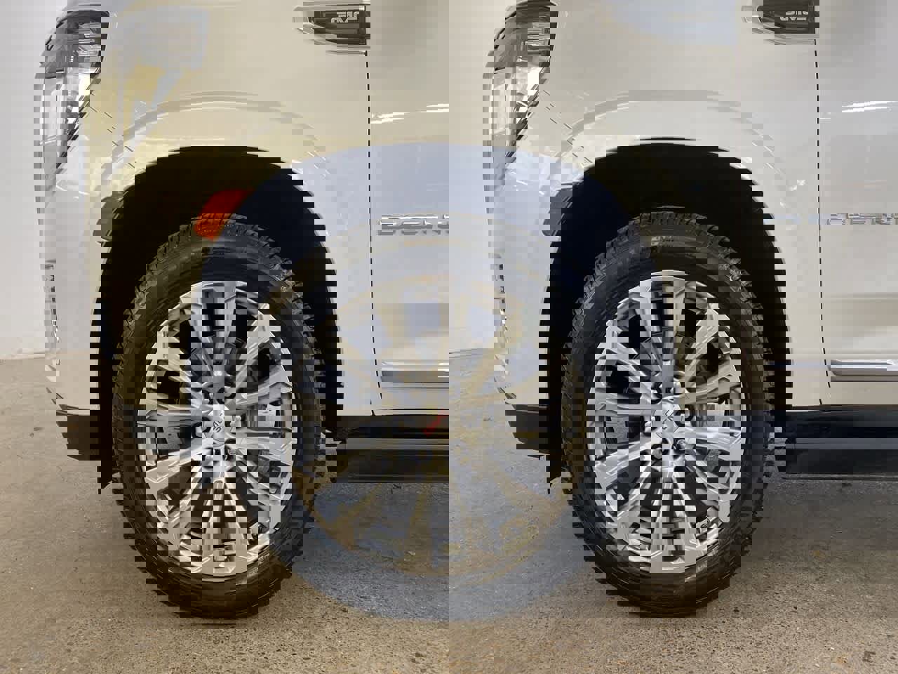 Used 2021 GMC Yukon Denali w/ Denali Premium Package image 11