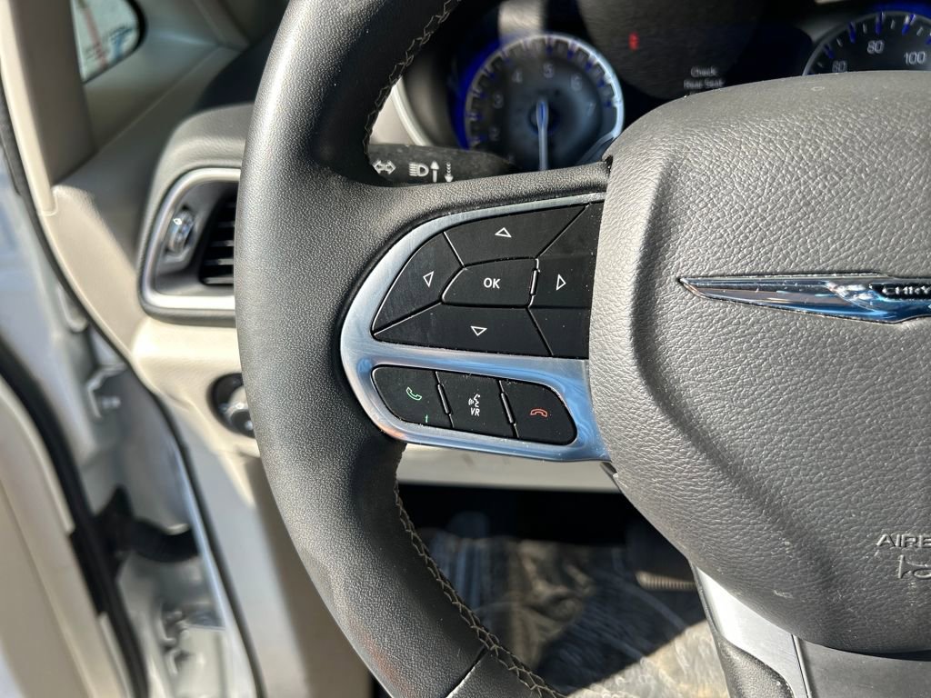 Used 2023 Chrysler Pacifica Touring-L image 21