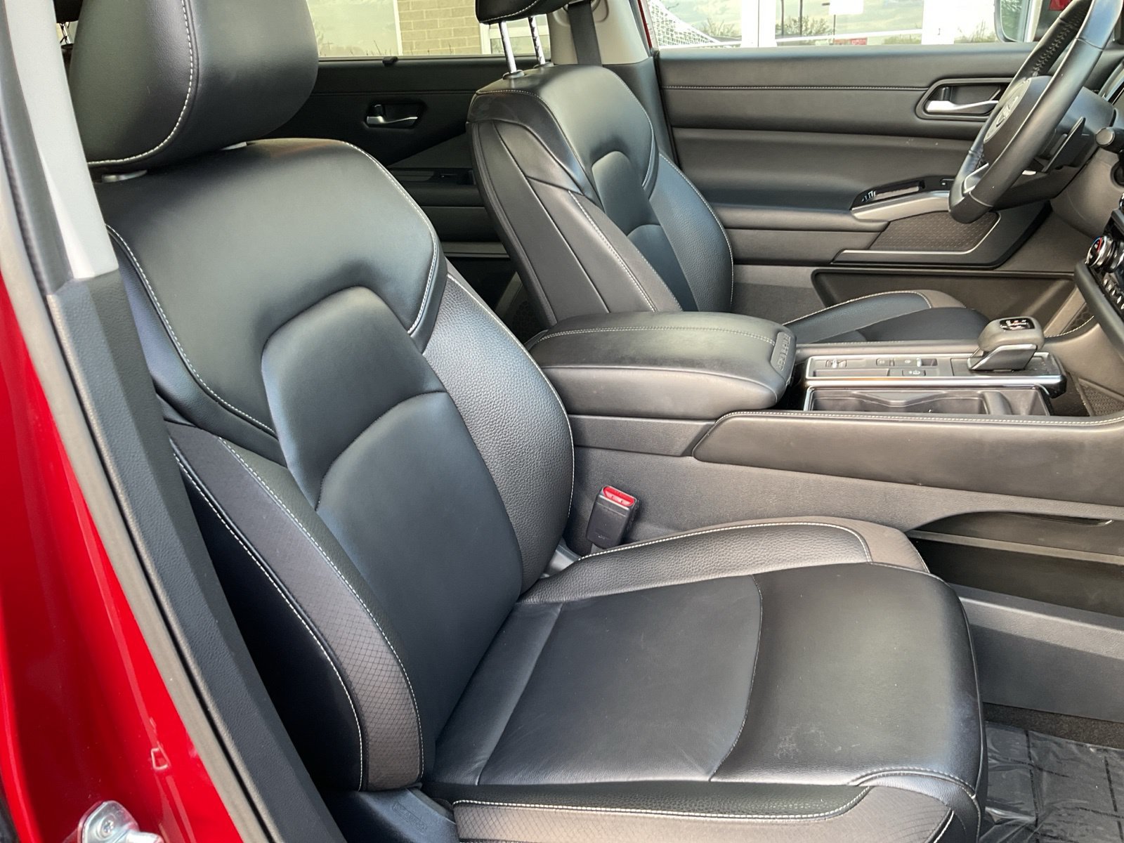 Used 2024 Nissan Pathfinder SL FWD image 45
