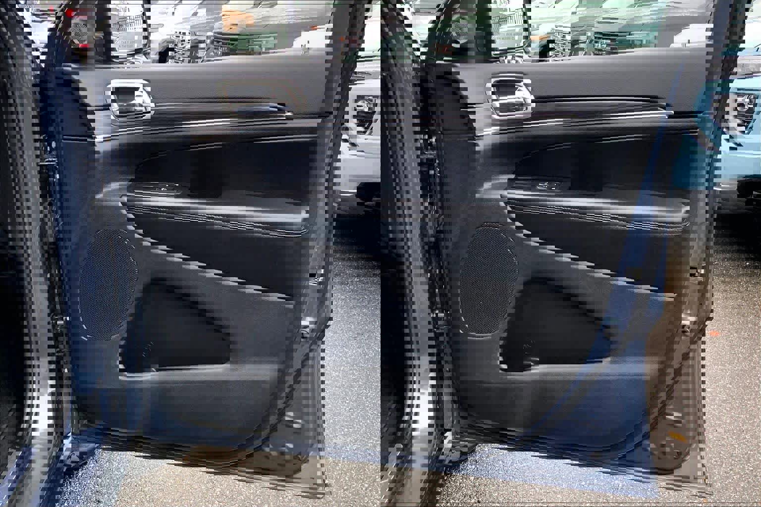 Used 2019 Jeep Grand Cherokee Limited image 22