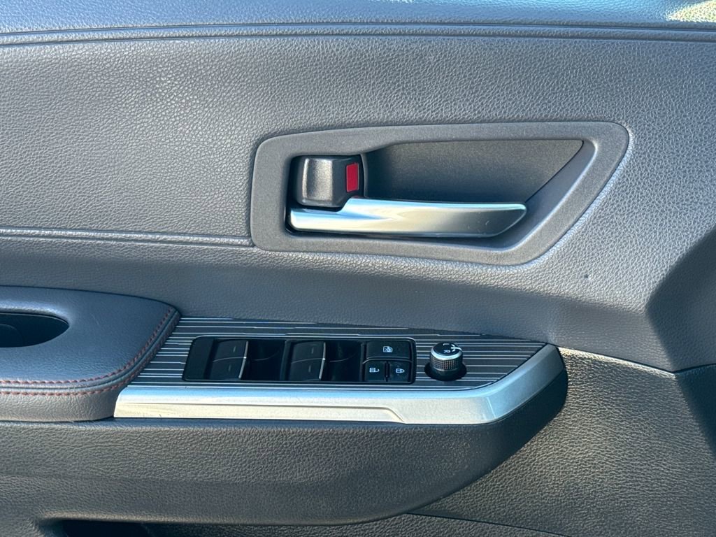 Used 2022 Toyota Sienna XSE image 35