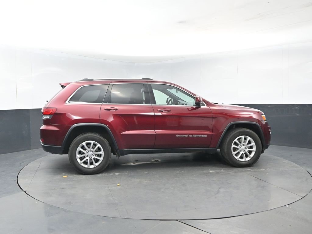 Used 2021 Jeep Grand Cherokee Laredo image 2