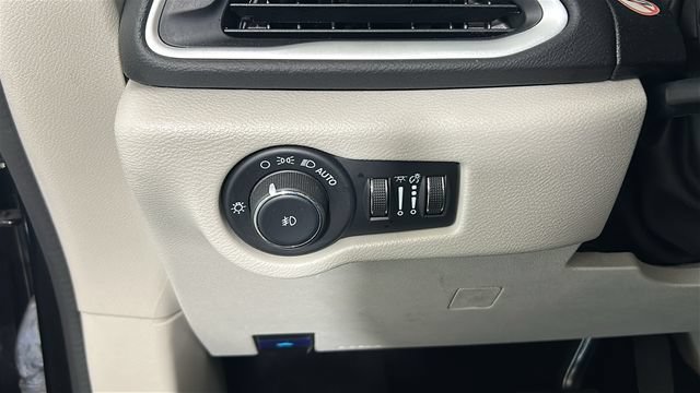 Used 2024 Chrysler Pacifica Touring-L FWD image 19