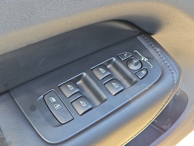 Used 2023 Volvo XC60 B5 Plus image 13