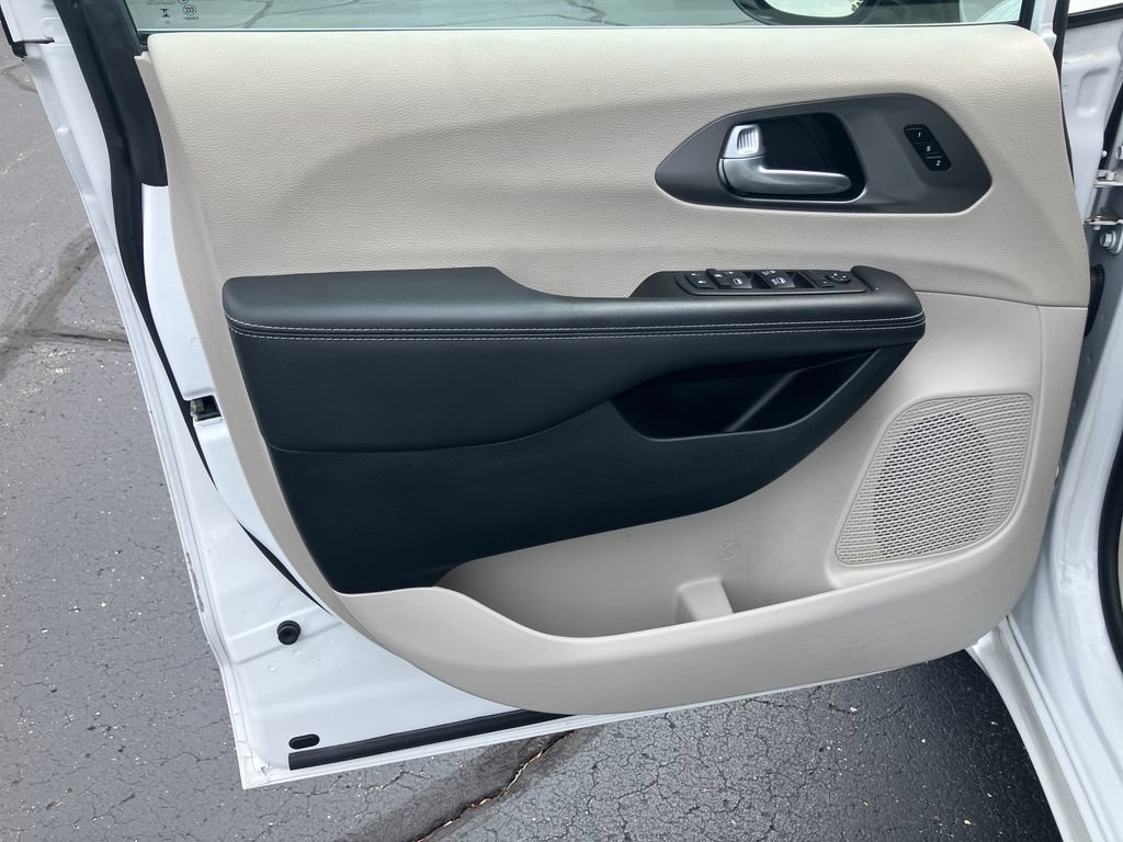 Used 2024 Chrysler Pacifica Touring-L FWD image 11