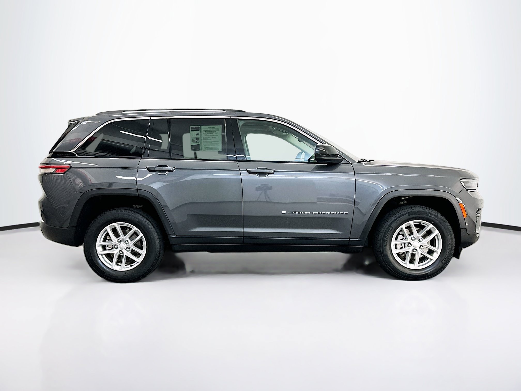 Used 2023 Jeep Grand Cherokee Laredo X AWD/4WD image 10