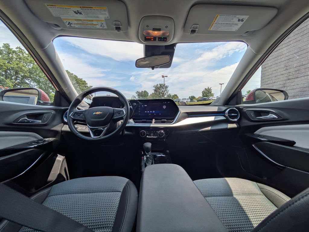 Used 2025 Chevrolet Trax LT w/ LT Convenience Package FWD image 25