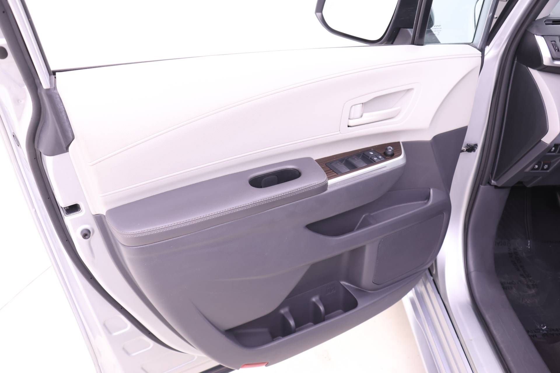 Used 2021 Toyota Sienna LE image 9