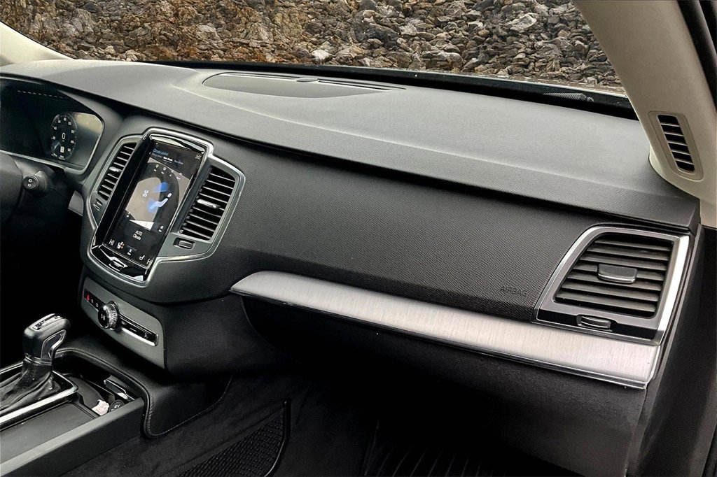 Used 2021 Volvo XC90 T5 Momentum w/ Protection Package Premier image 14