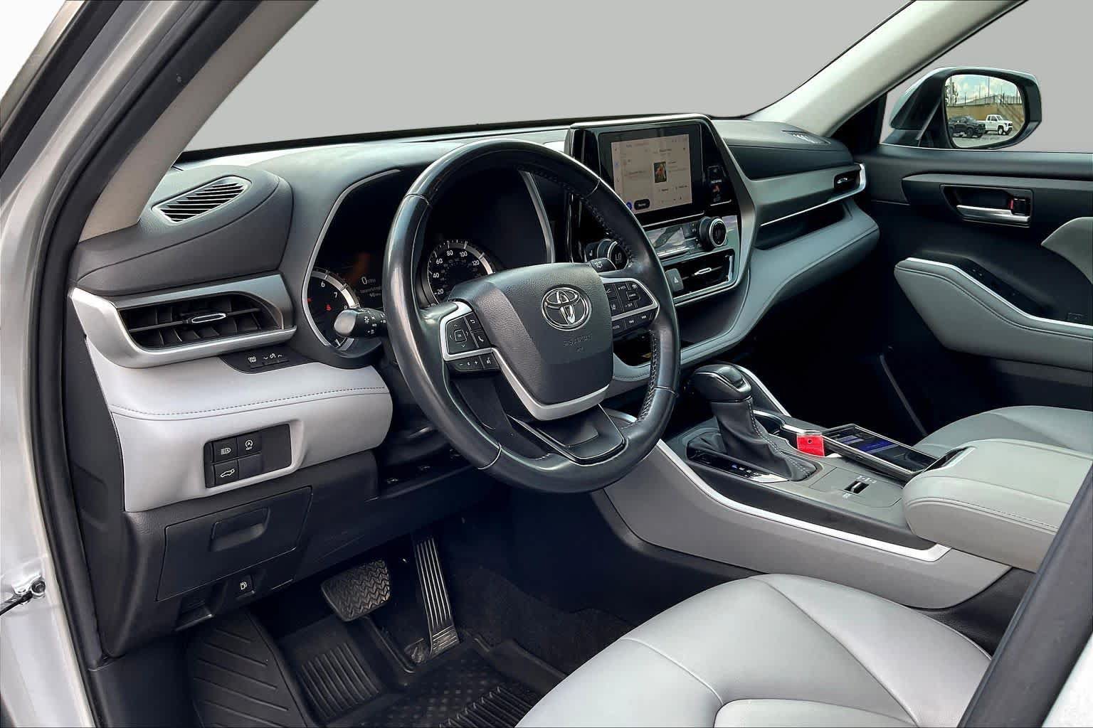 Used 2023 Toyota Highlander XLE FWD image 18