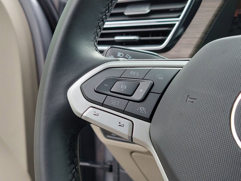 Certified 2025 Volkswagen Atlas SEL Premium R-Line image 31