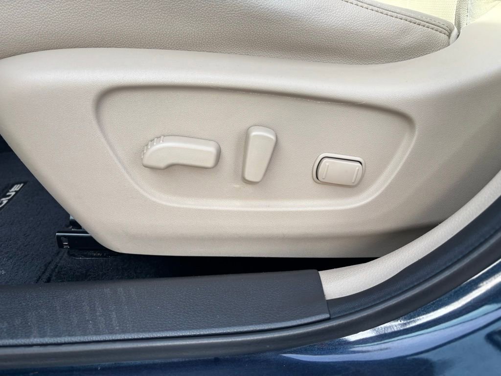 Used 2016 Nissan Rogue SL w/ SL Premium Package image 16