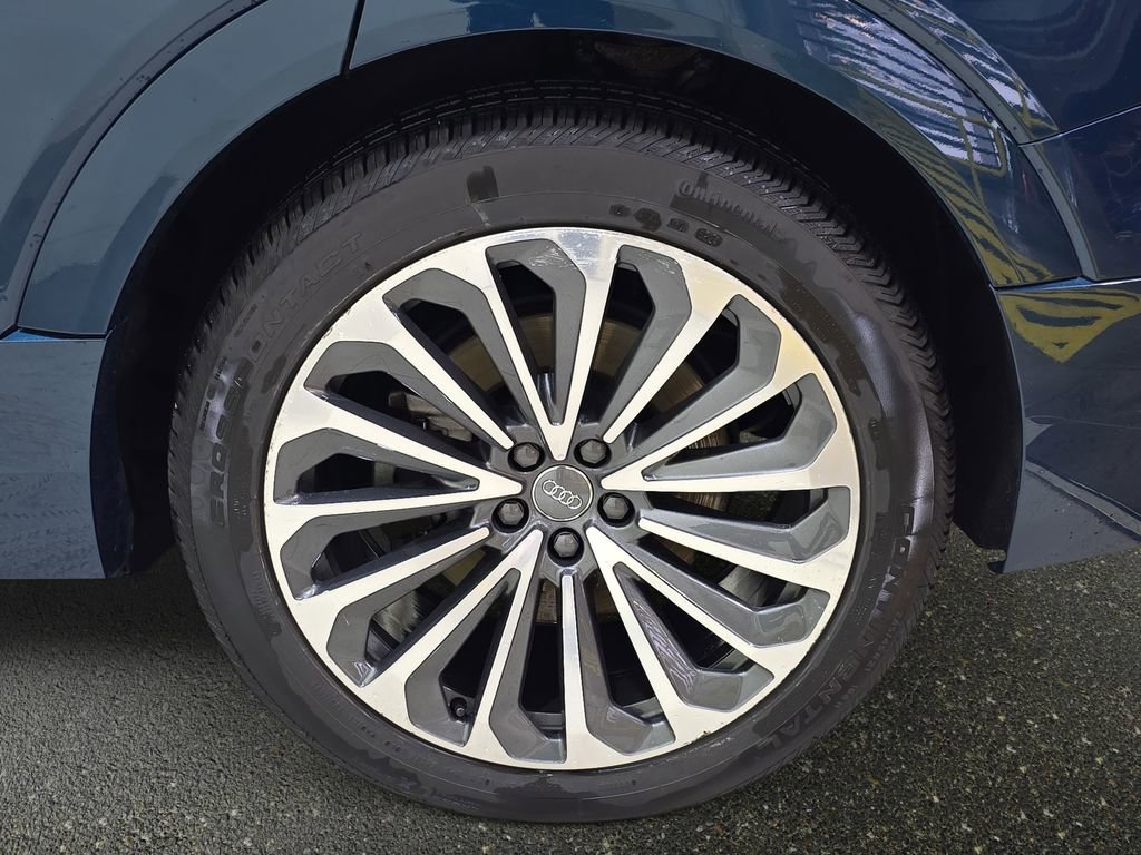 Used 2019 Audi e-tron Prestige w/ Prestige Package AWD/4WD image 32