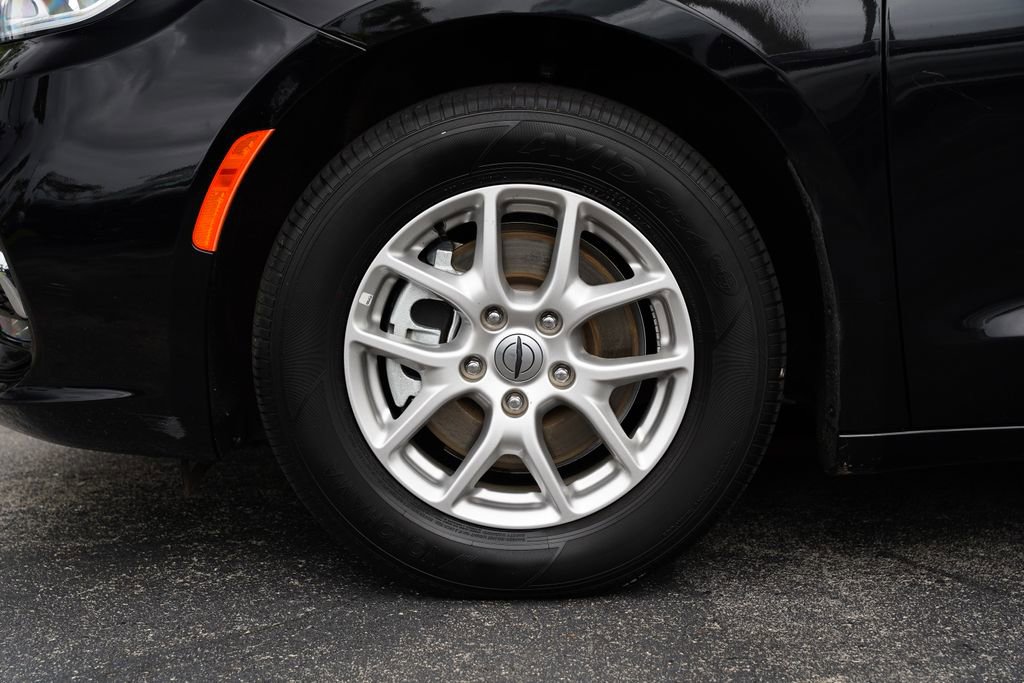 Used 2024 Chrysler Pacifica Touring-L image 16