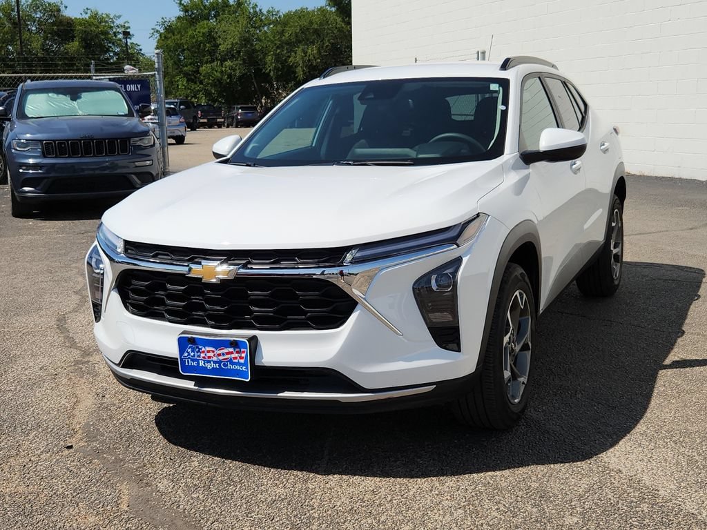 Used 2025 Chevrolet Trax LT FWD image 4