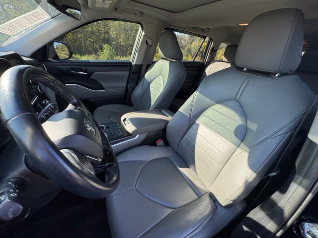 Used 2020 Toyota Highlander XLE AWD/4WD image 13