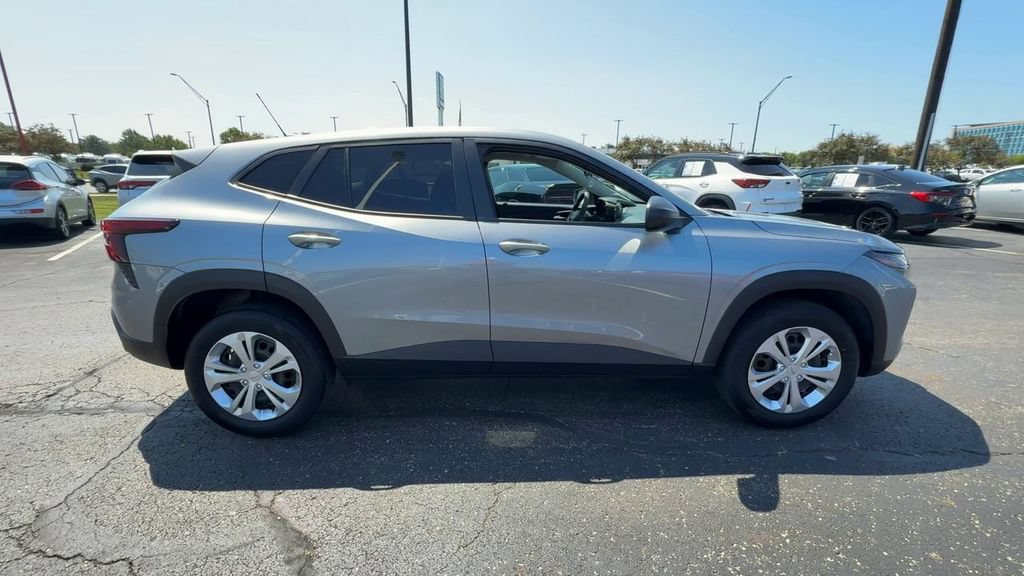 Used 2024 Chevrolet Trax LS w/ Driver Confidence Package FWD image 9