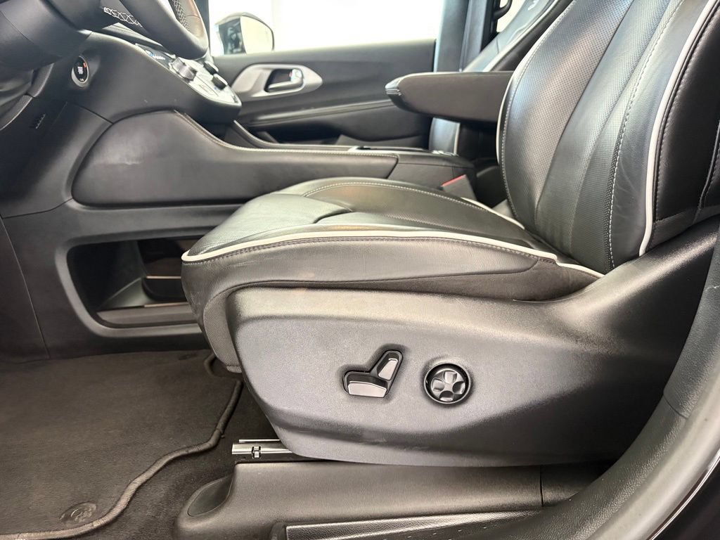 Used 2025 Chrysler Pacifica Limited FWD image 32