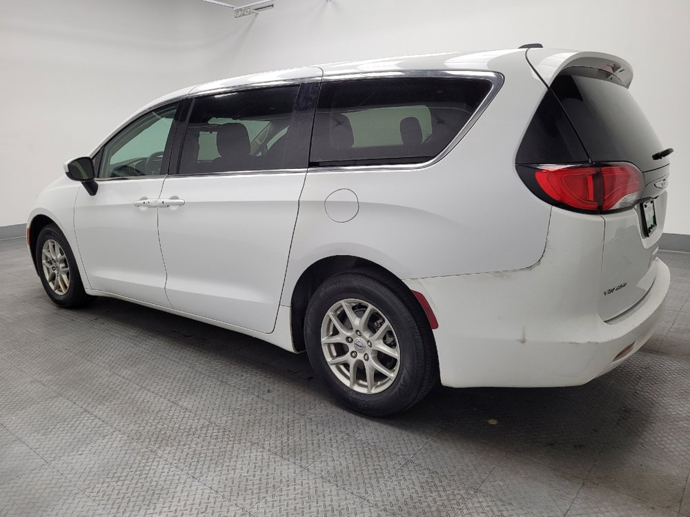 Used 2022 Chrysler Voyager LX image 3
