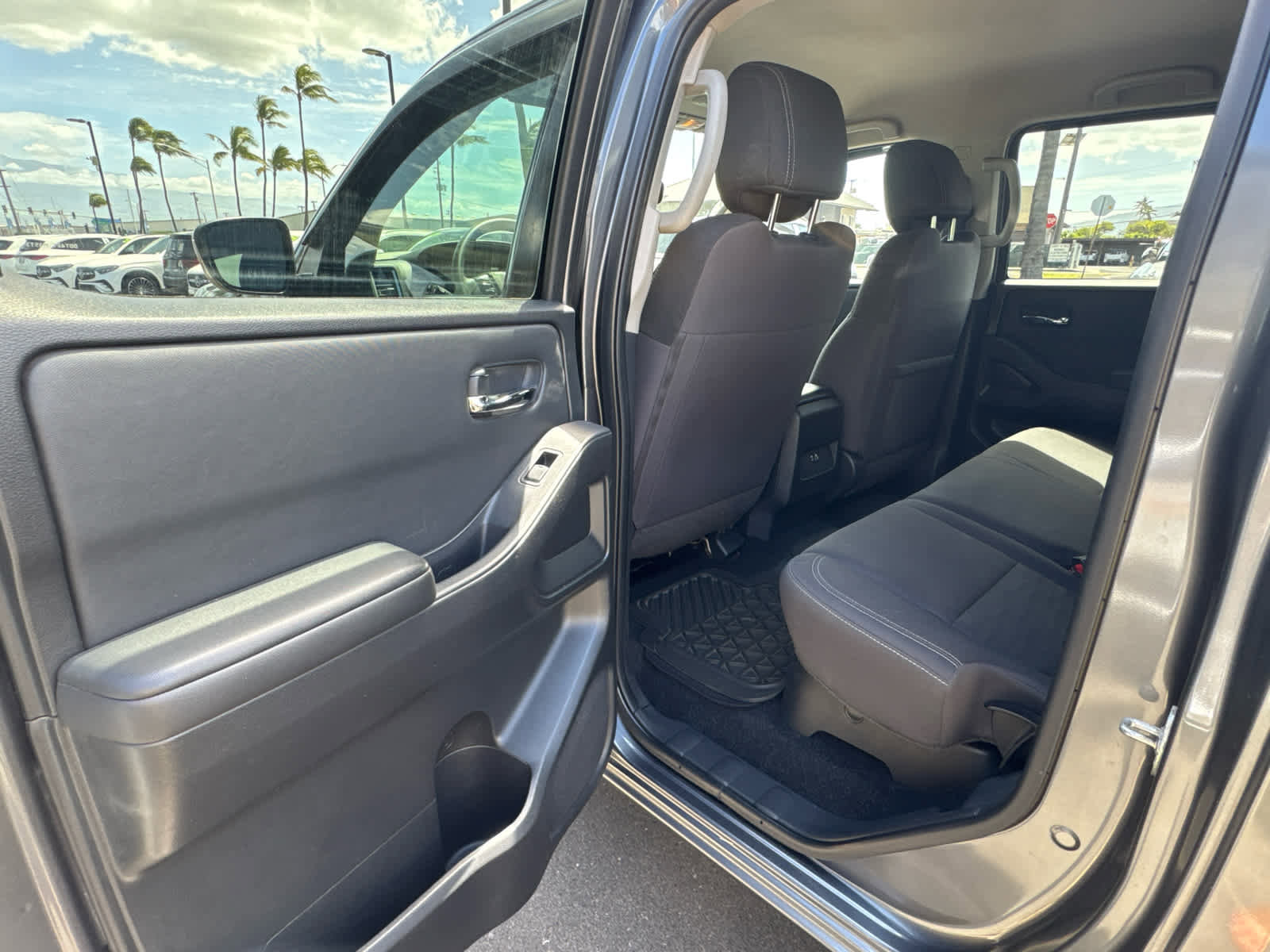 Used 2023 Nissan Frontier SV w/ Tow Package image 10