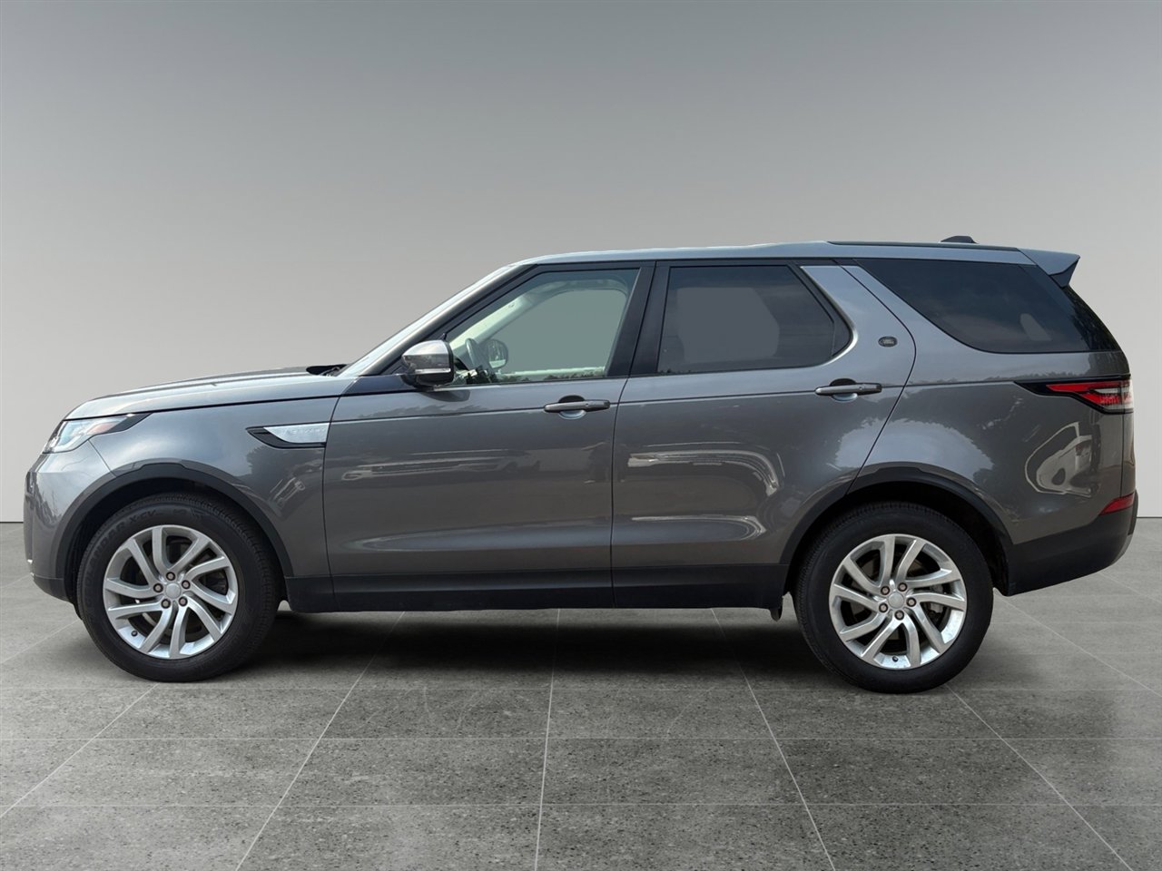 Used 2017 Land Rover Discovery HSE image 3