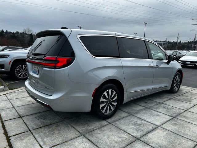 Used 2023 Chrysler Pacifica Limited image 7