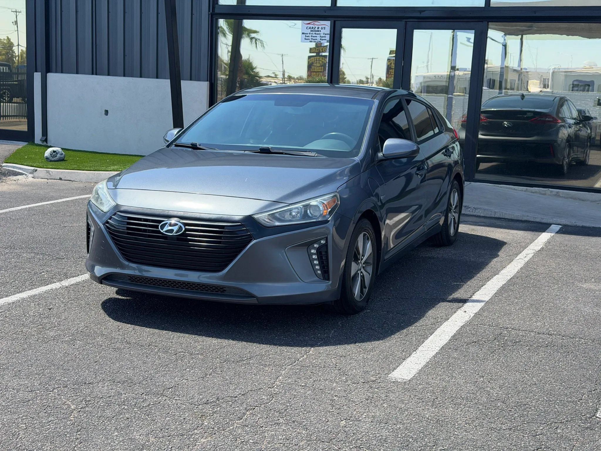 Used 2019 Hyundai Ioniq Plug-In Hybrid FWD image 2