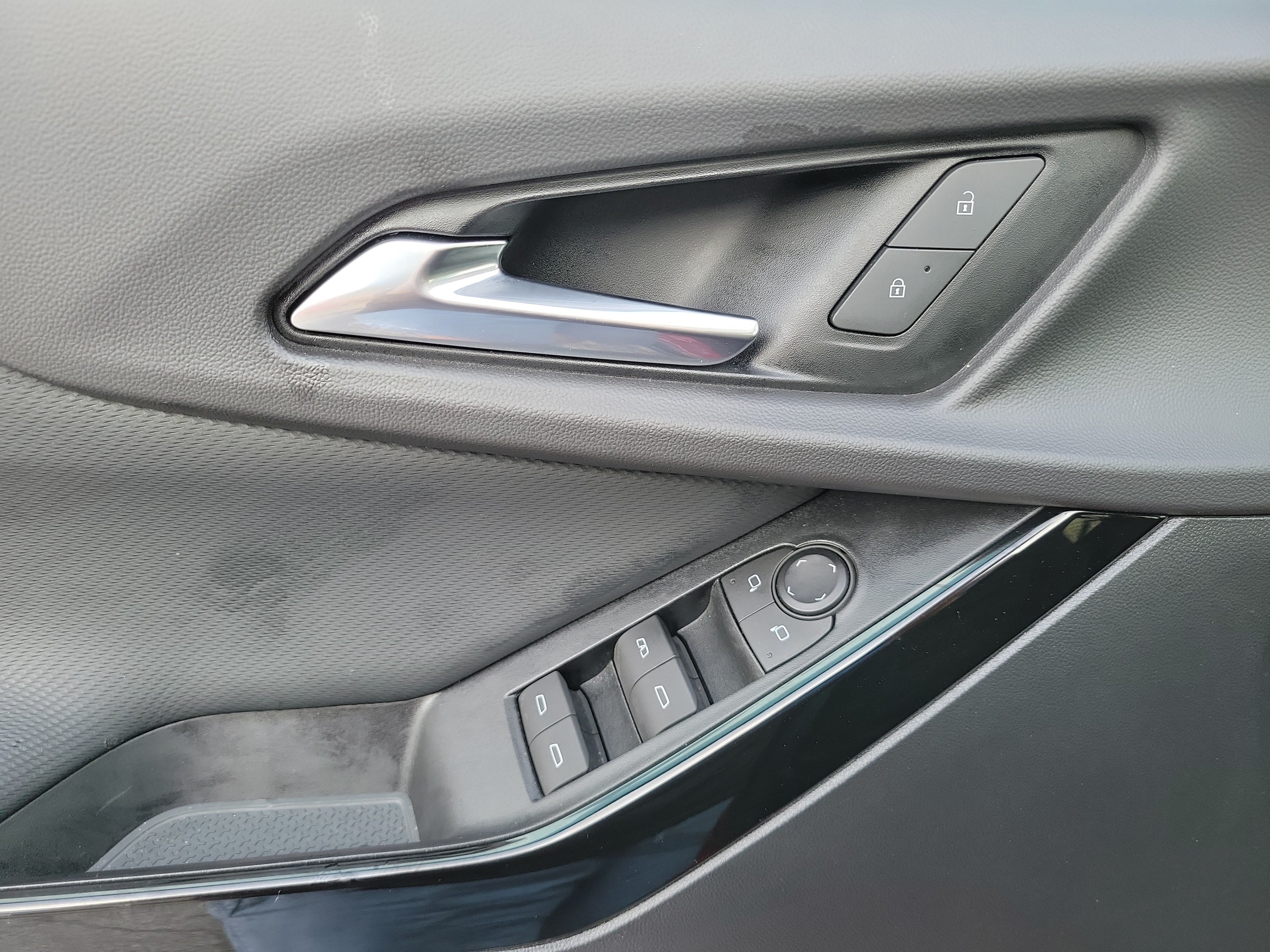 Used 2025 Chevrolet Equinox LT w/ Safety and Technology Package FWD image 24