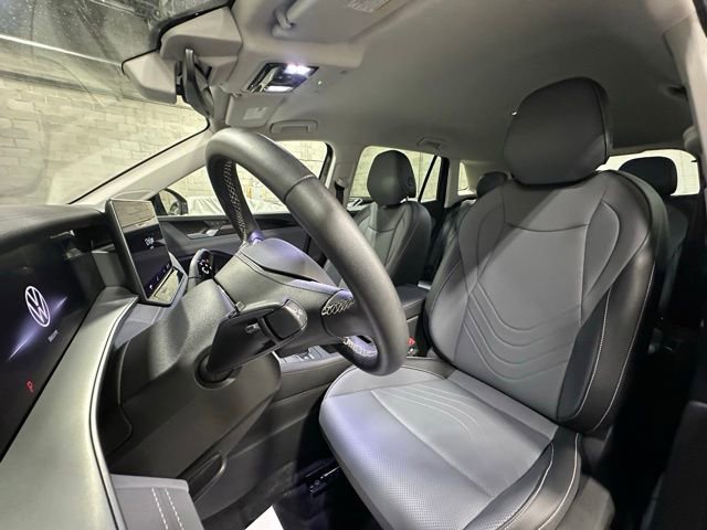 Certified 2025 Volkswagen Tiguan SE image 13