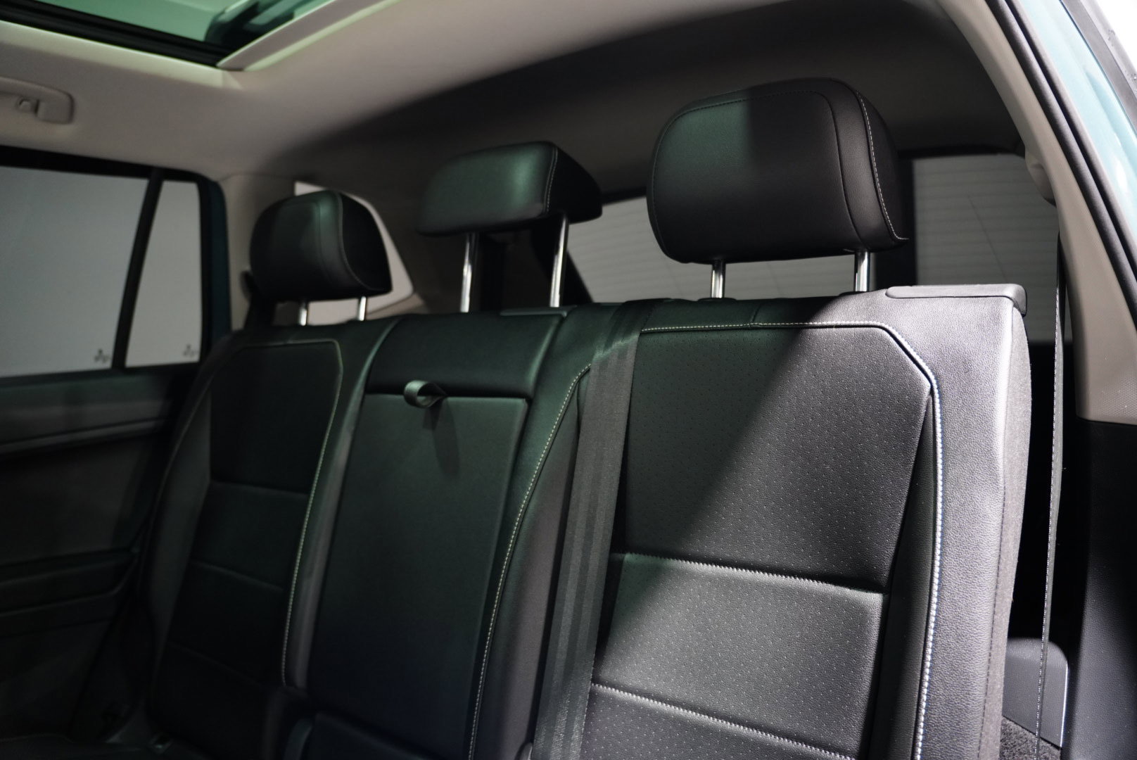 Used 2021 Volkswagen Tiguan SE w/ Panoramic Sunroof Package image 13