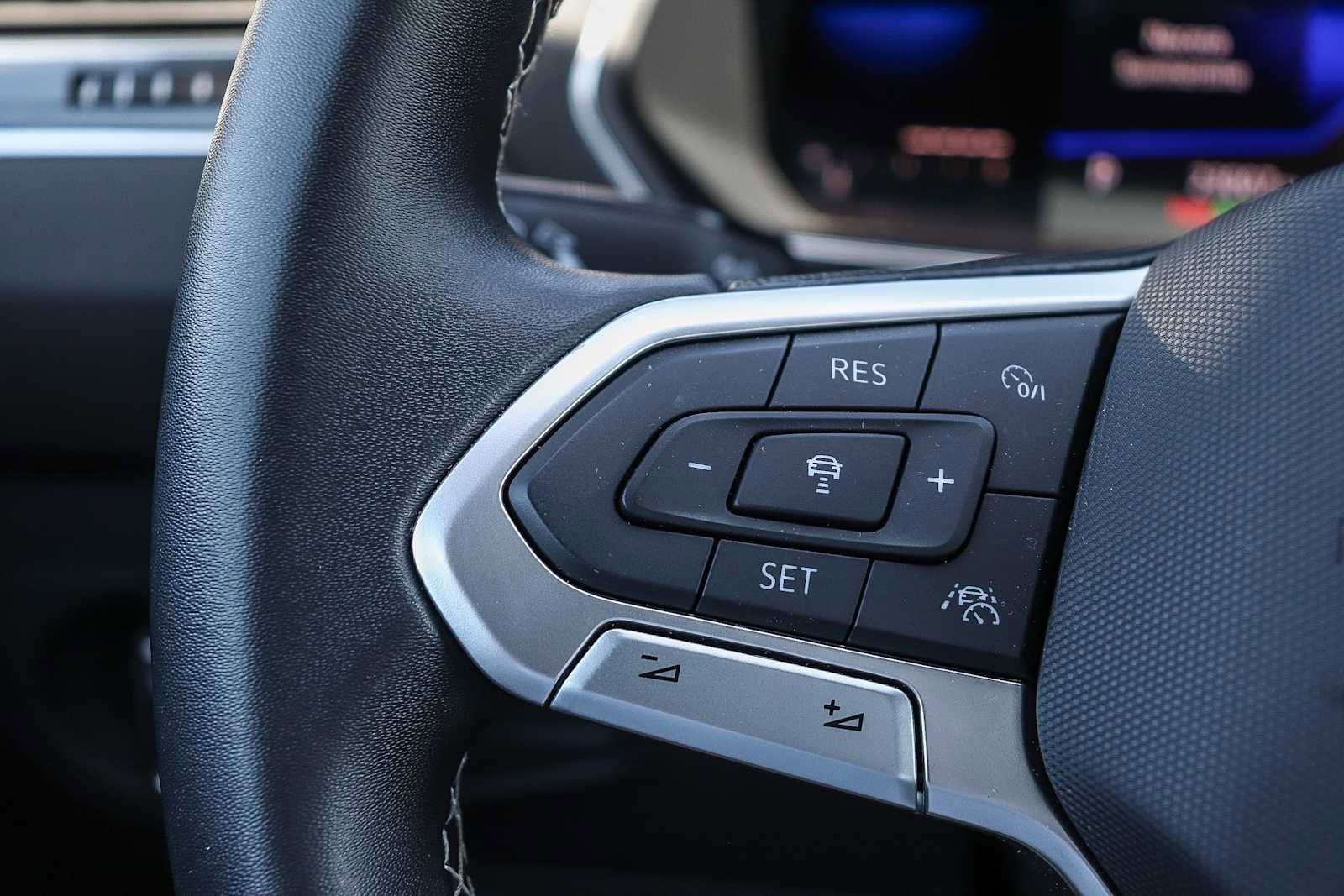 Used 2023 Volkswagen Tiguan SE R-Line FWD image 24