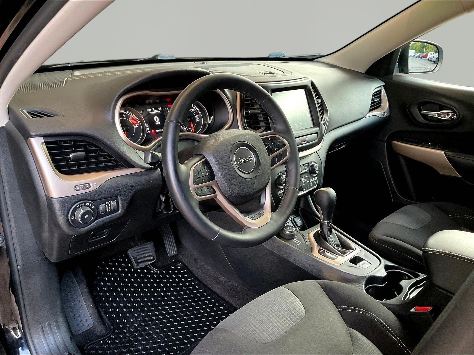 Used 2017 Jeep Cherokee Latitude w/ Cold Weather Group AWD/4WD image 17