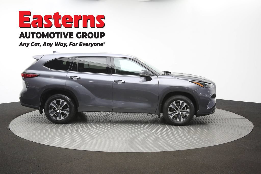 Used 2022 Toyota Highlander XLE AWD/4WD image 47