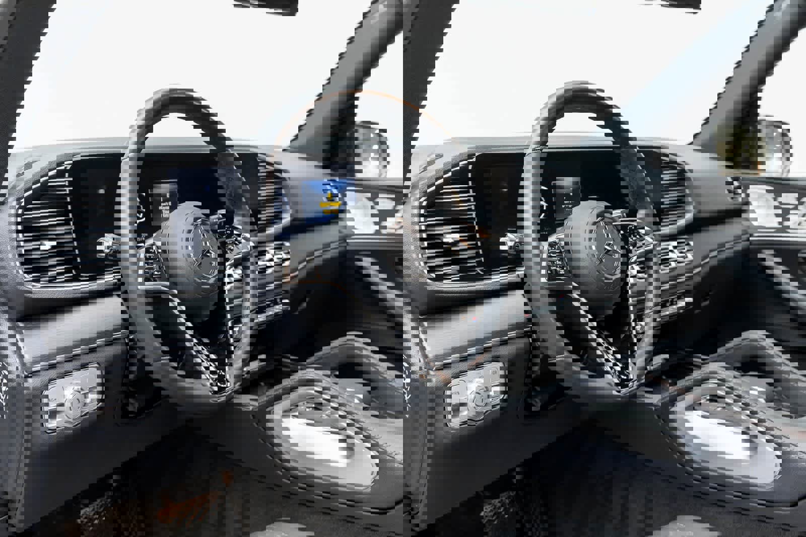 Used 2025 Mercedes-Benz GLE 450e 4MATIC w/ Driver Assistance Package image 2