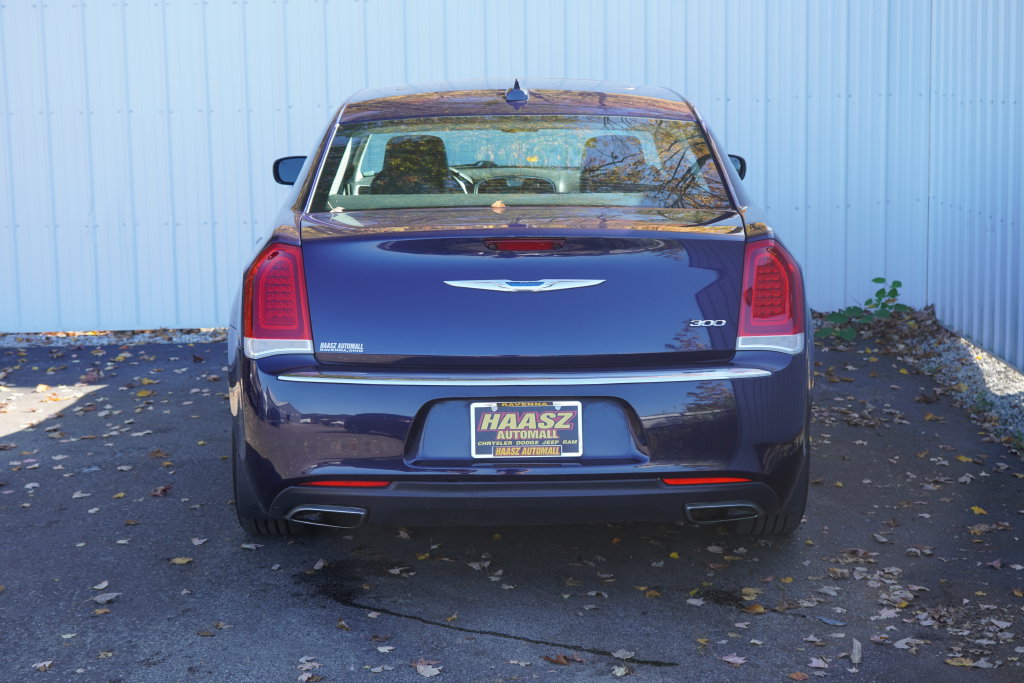 Used 2017 Chrysler 300 Limited w/ Value Package RWD image 5