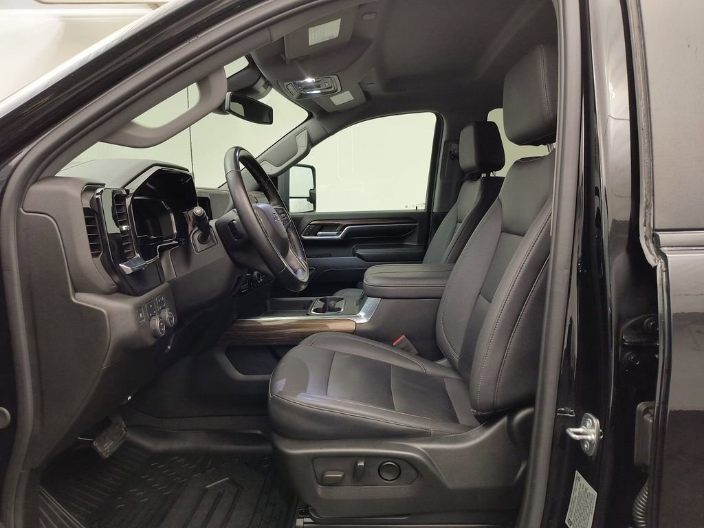 Used 2024 Chevrolet Silverado 2500 LT w/ Midnight Edition AWD/4WD image 5
