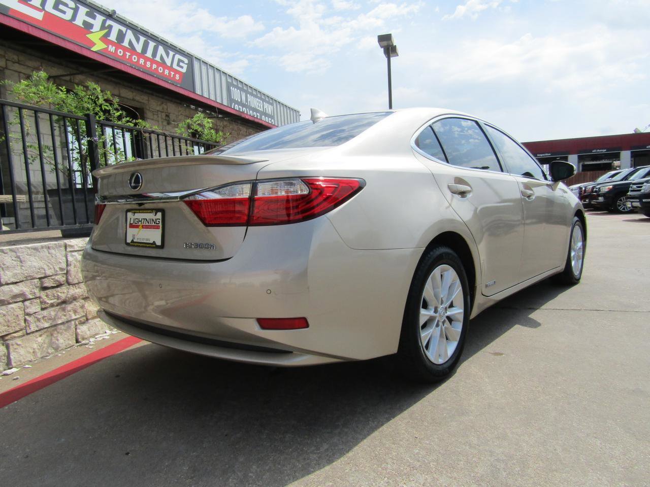 Used 2015 Lexus ES 300h w/ Premium Package w/Bamboo Trim FWD image 4