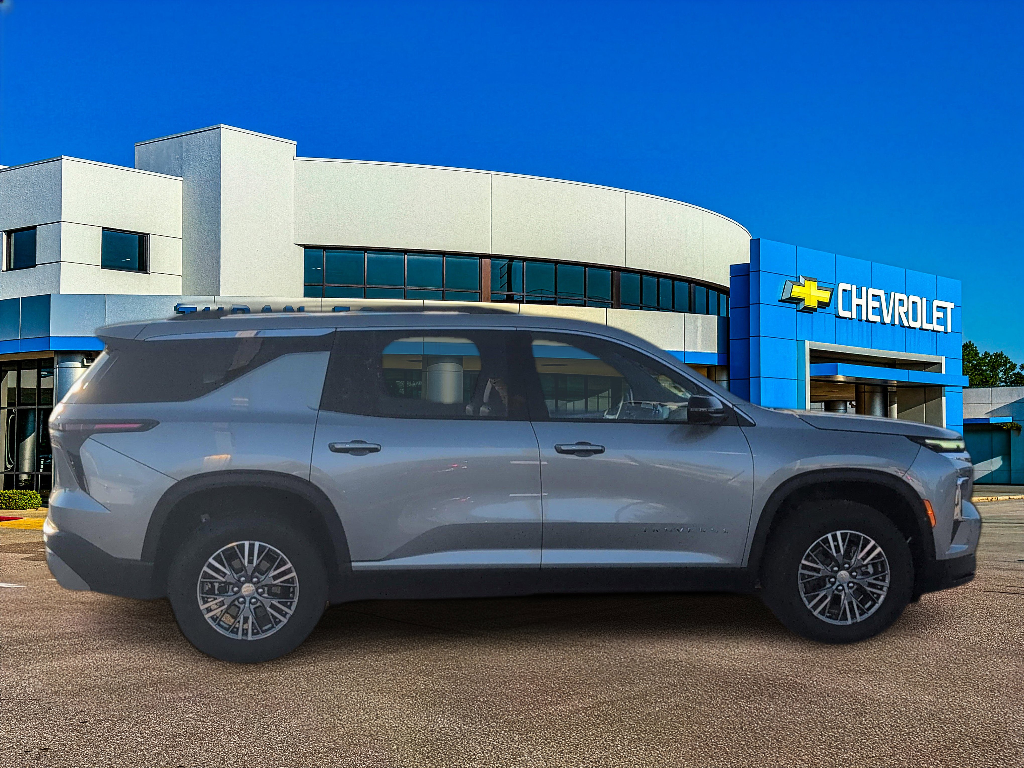 Used 2025 Chevrolet Traverse LT image 6