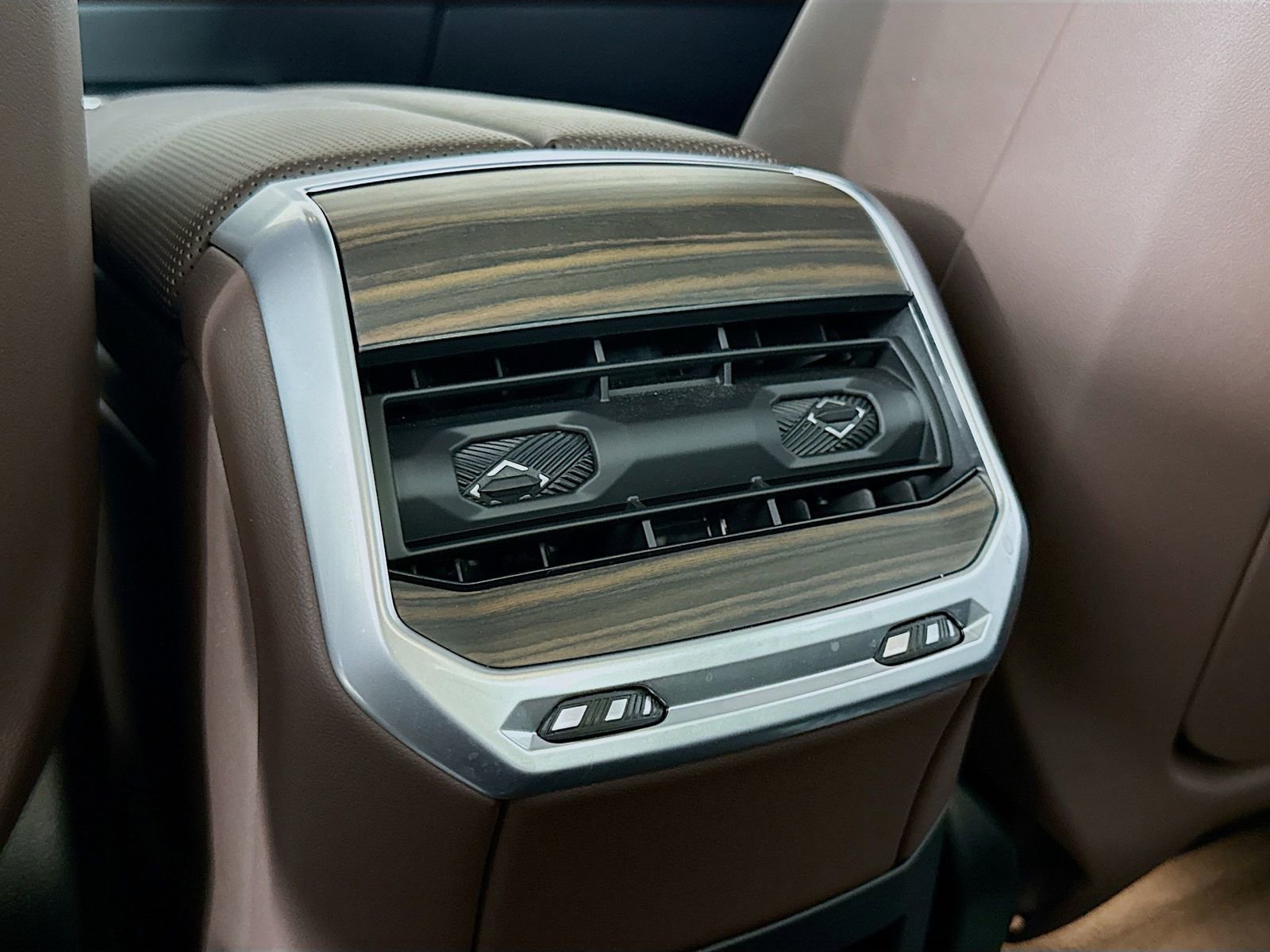 Used 2025 BMW 750e xDrive w/ Executive Package image 27