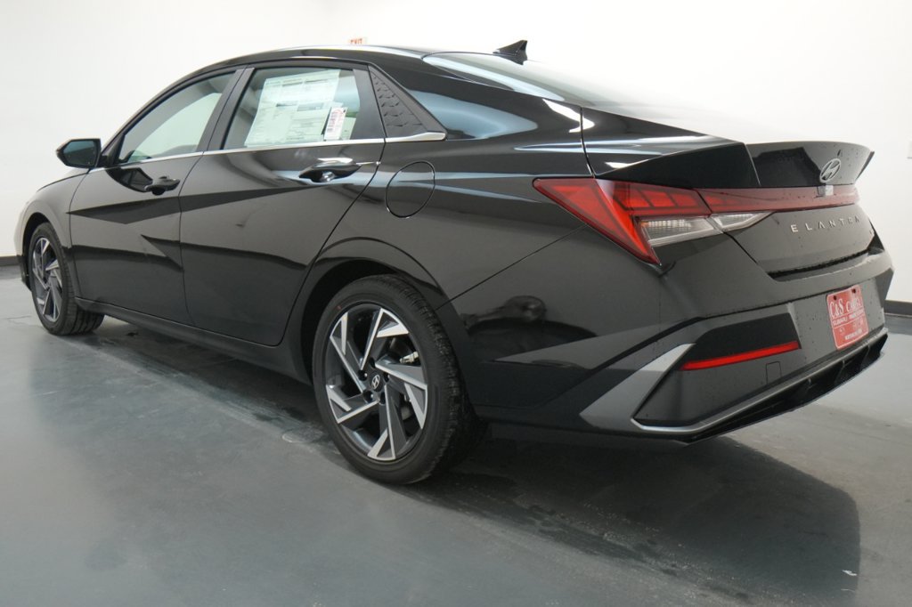 Certified 2025 Hyundai Elantra Limited FWD image 17