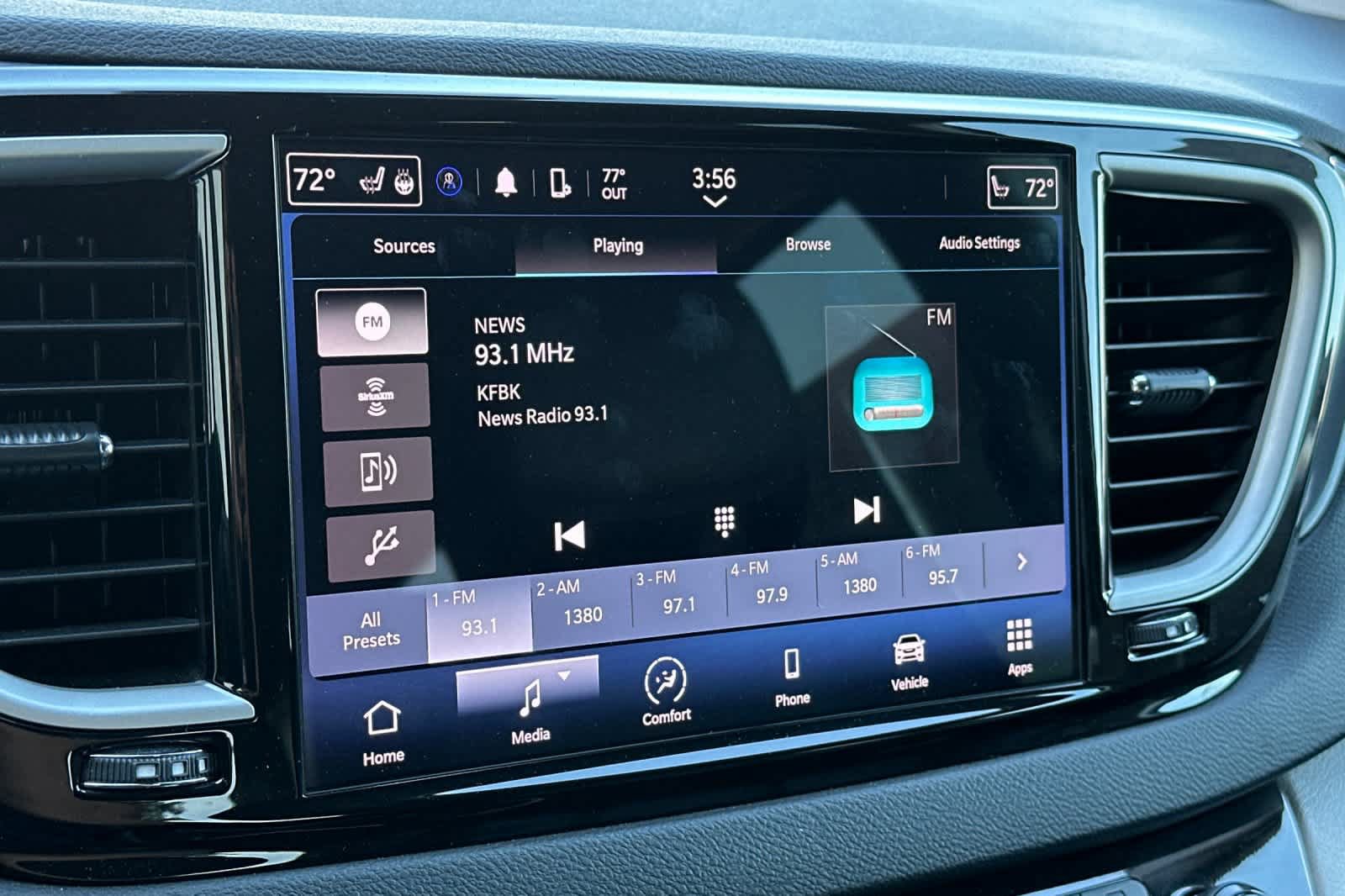 Used 2024 Chrysler Pacifica Touring-L FWD image 21