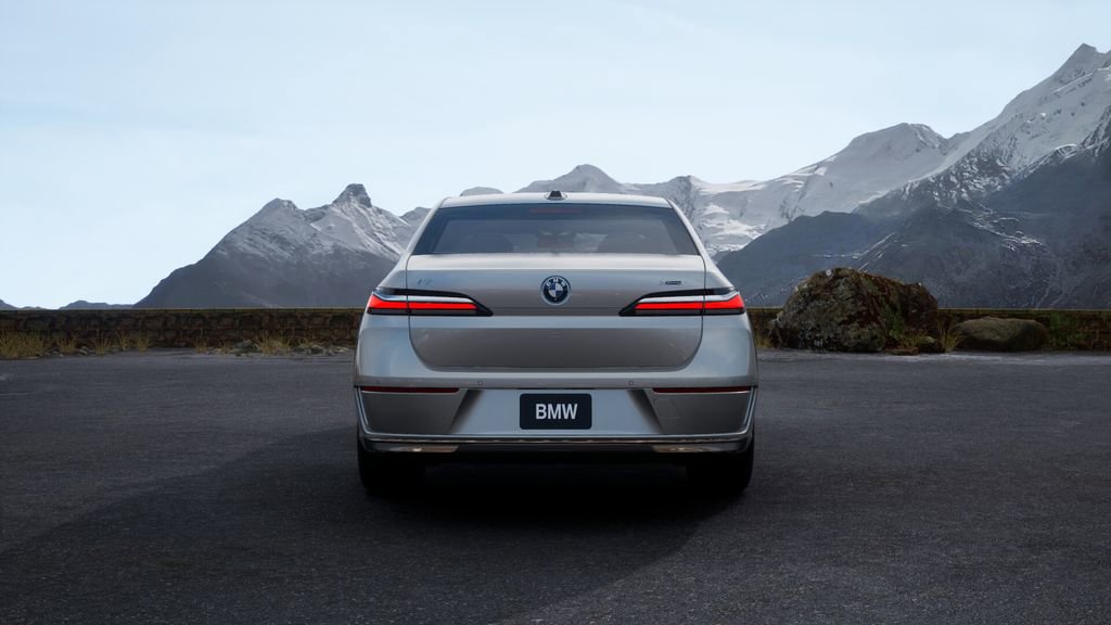 Used 2025 BMW i7 xDrive60 w/ Premium Package image 31