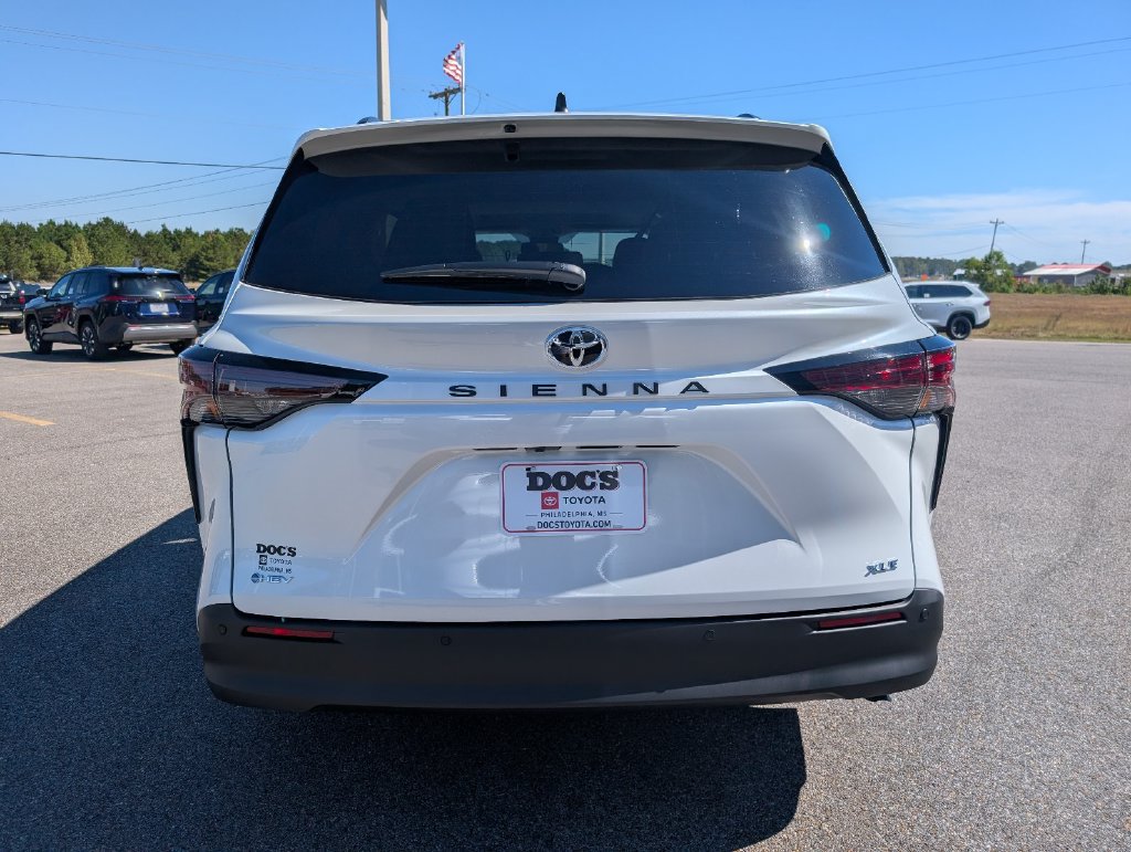 New 2026 Toyota Sienna XLE FWD image 4