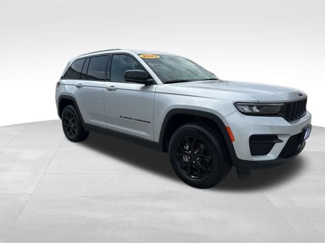 Used 2025 Jeep Grand Cherokee Altitude AWD/4WD image 9