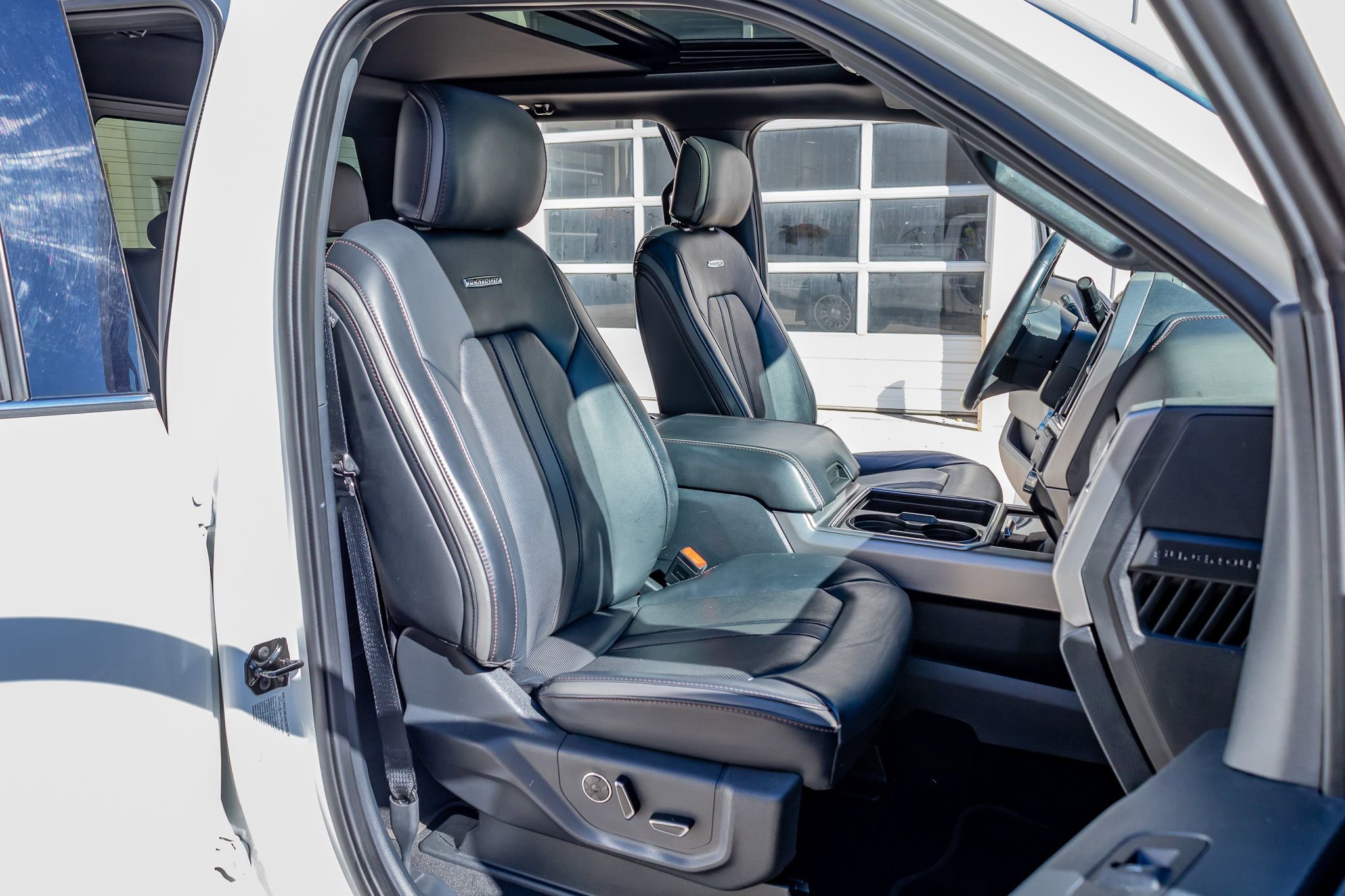 Used 2022 Ford F350 Platinum w/ FX4 Off-Road Package image 27