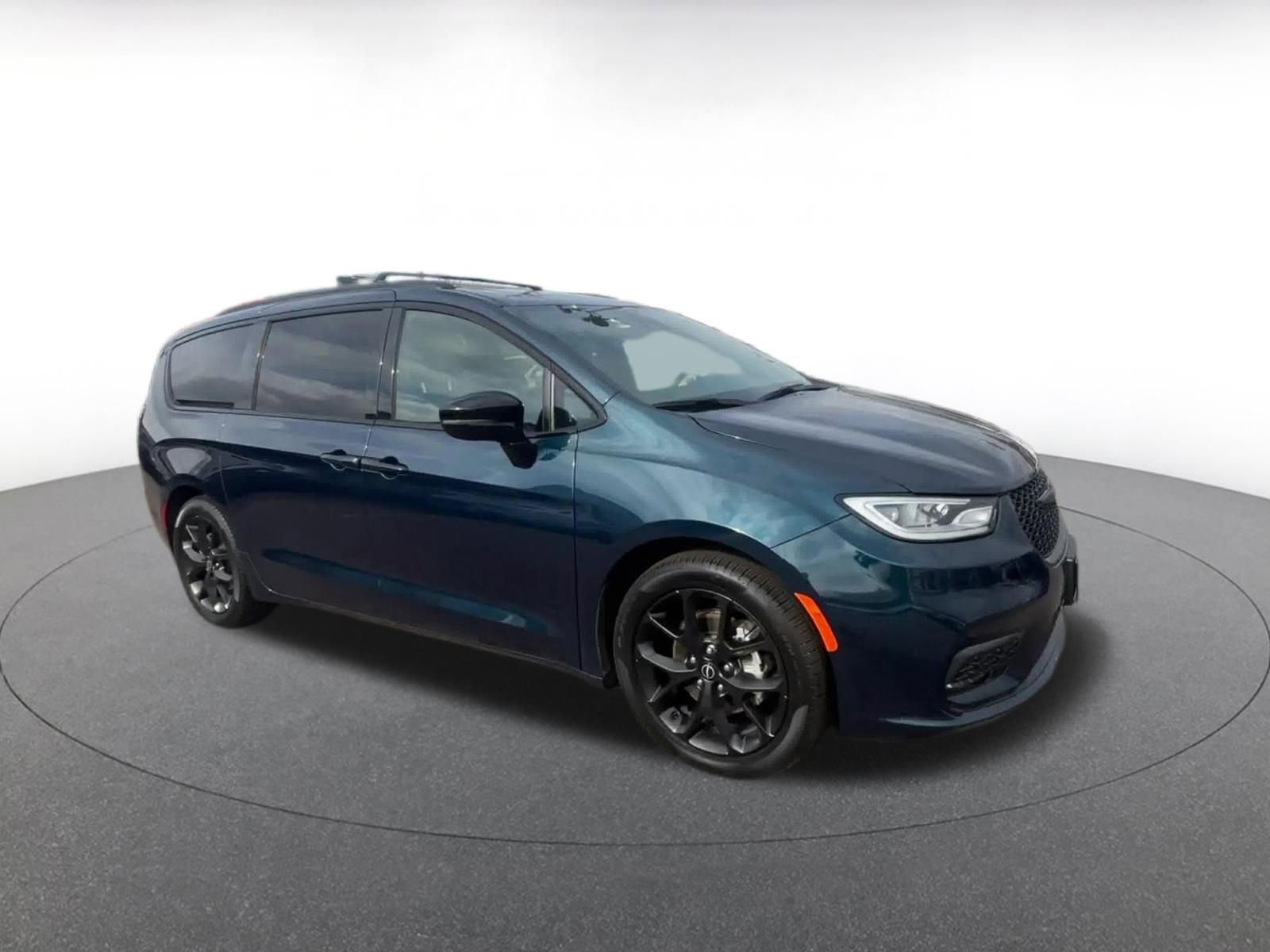 Used 2025 Chrysler Pacifica Limited video 2