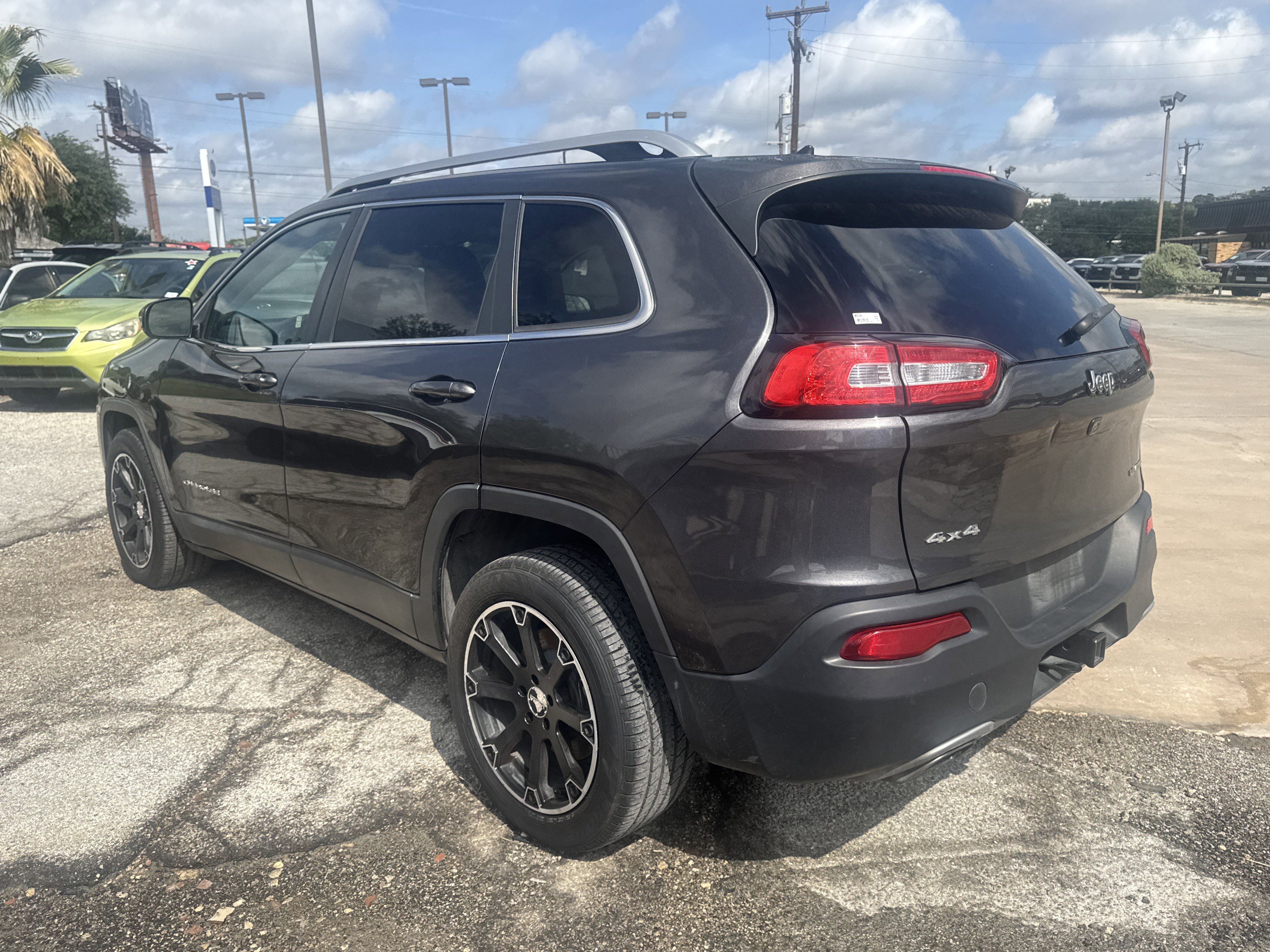 Used 2015 Jeep Cherokee Limited w/ Luxury Group AWD/4WD image 5