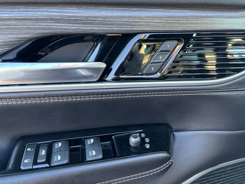 Used 2023 Jeep Wagoneer L Series II image 19