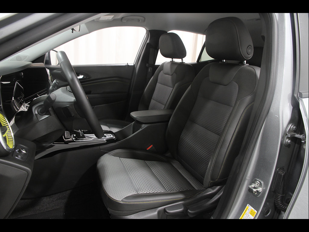 Used 2025 Chevrolet Trax LT w/ LT Convenience Package FWD image 5
